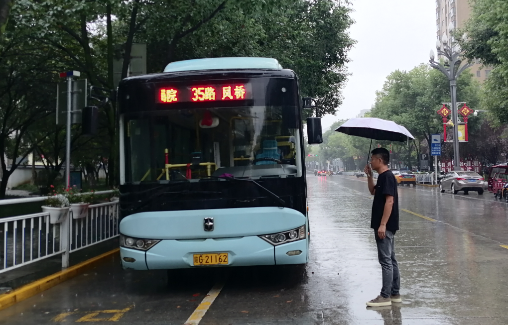 以雨為令 聞“汛”而動——安康公交全力保障市民出行安全